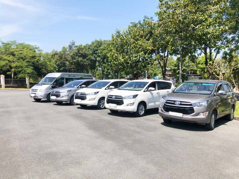 Xe taxi 4 chỗ hiện đại đang chờ khách tại khu vực thị trấn Nam Ban Lâm Hà