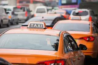 Xe taxi 4 chỗ hiện đại trên đường đi Phan Rang