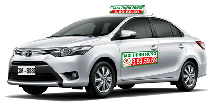 Xe taxi 4 chỗ hiện đại trên đường phố, biểu tượng của dịch vụ vận tải hành khách.