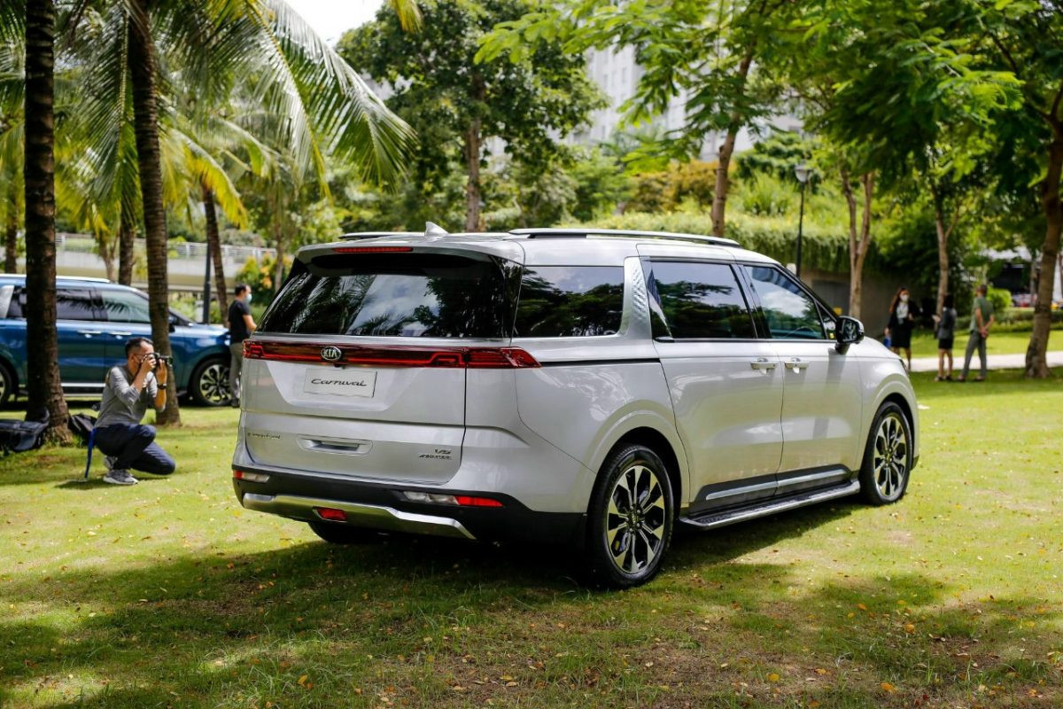 Xe taxi 4 chỗ màu trắng đang di chuyển trên đường tại Bình Tân Vĩnh Long, biểu tượng cho dịch vụ vận chuyển tiện lợi