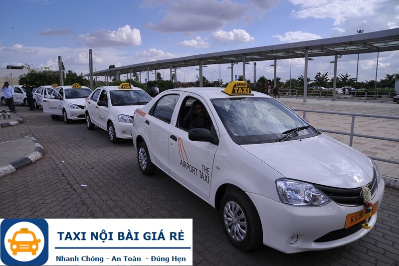Xe taxi 4 chỗ màu trắng trên đường cao tốc hướng về sân bay