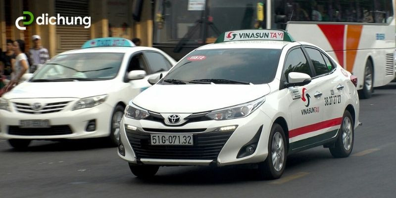 Xe taxi 7 chỗ kiểu dáng sang trọng, sẵn sàng phục vụ hành khách tại sân bay Đà Nẵng hoặc cho chuyến đi dài.