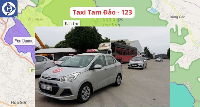Xe taxi 7 chỗ màu trắng chạy trên đường tại Tam Đảo