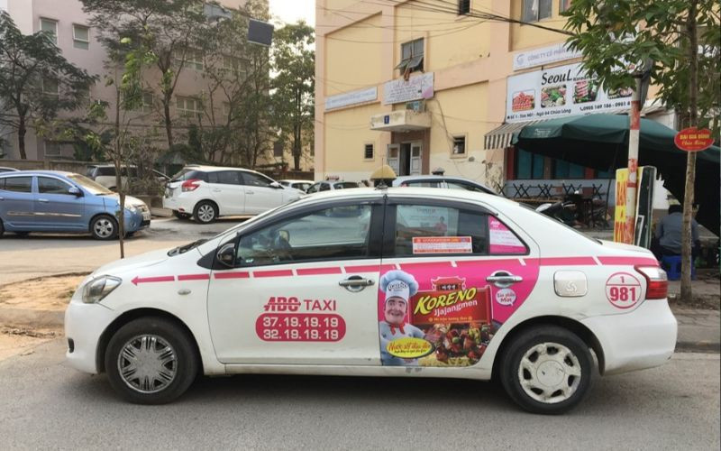 Xe taxi ABC màu xanh nổi bật, sẵn sàng phục vụ hành khách trên đường