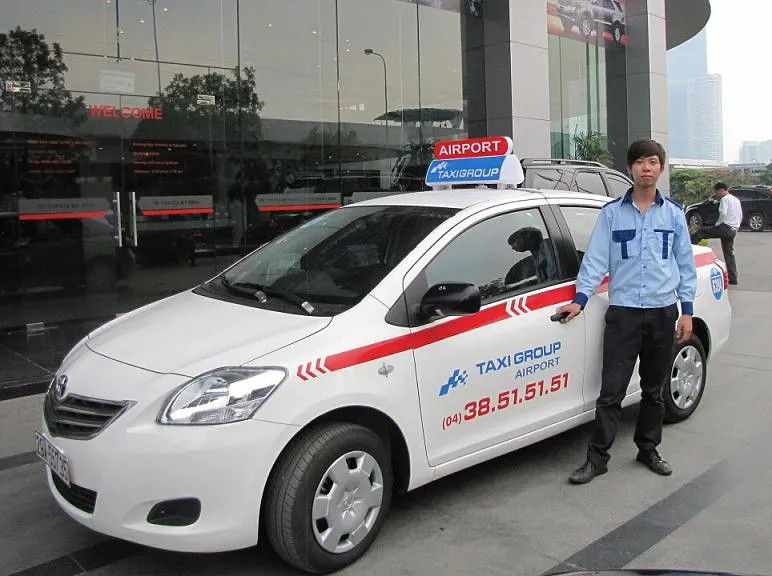 Xe taxi Airport Núi Thành đang dừng chờ khách ở sân bay