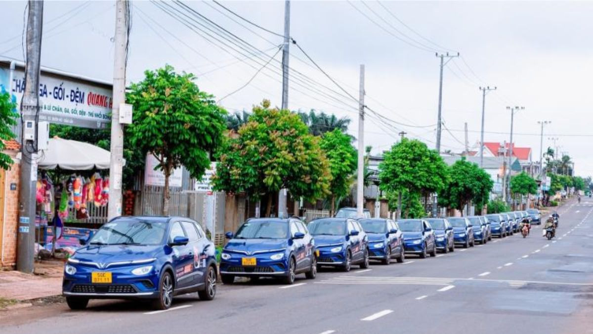 Xe taxi Ban Mê Xanh với màu xanh nổi bật, một phần của dịch vụ taxi Ban Mê Thuật