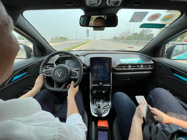 Xe taxi chạy trên đường phố, minh họa công việc của tài xế taxi