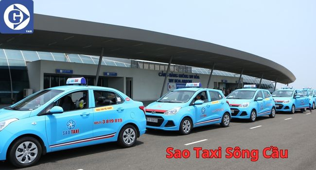 Xe taxi chờ đón khách du lịch và người dân địa phương tại Sông Cầu Phú Yên