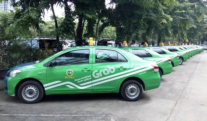 Xe taxi công nghệ Grab hoạt động sôi động trên đường phố Núi Thành