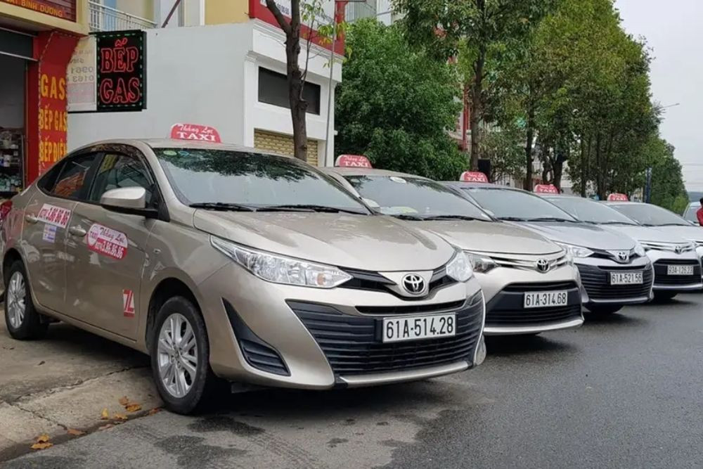 Xe taxi của các hãng xe khác nhau đang chờ đón khách tại Tân Uyên Bình Dương