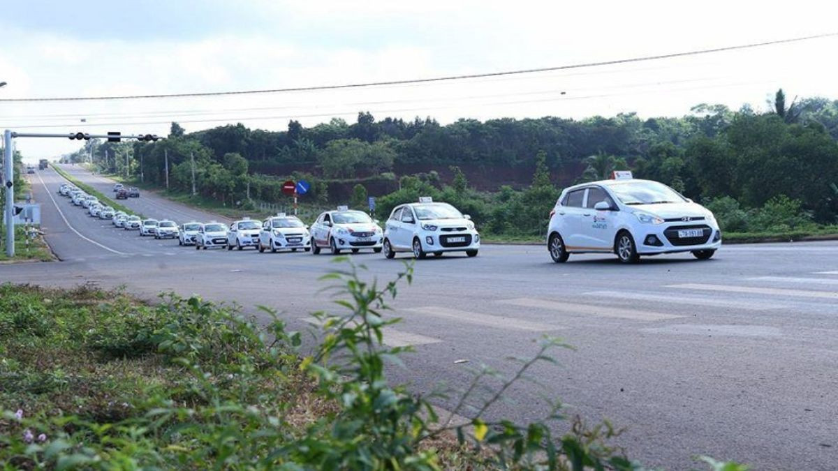 Xe taxi Đắk Lắk đang chờ khách