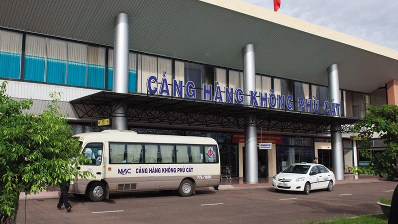 Xe taxi đang di chuyển trên đường gần sân bay Phù Cát, Quy Nhơn