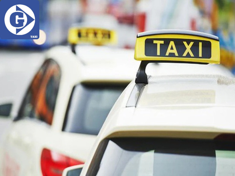 Xe taxi đang di chuyển trên đường ở Phú Thọ