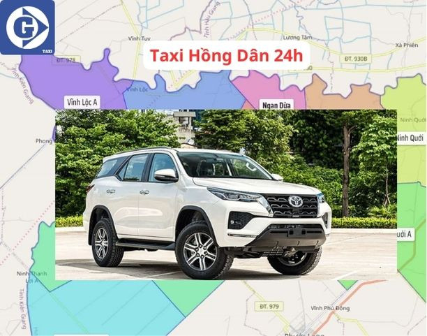 Xe taxi đang di chuyển vào ban đêm, biểu tượng của dịch vụ hoạt động 24 giờ.*