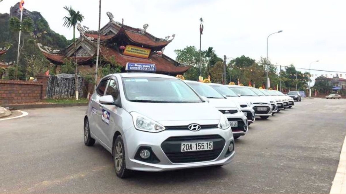 Xe taxi Đăng Quang màu vàng trên đường tại TP. Phú Quốc, sẵn sàng phục vụ du khách