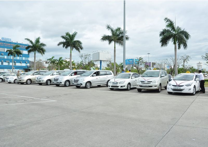 Xe taxi Datranco màu trắng đang di chuyển qua một con phố ở Đà Nẵng