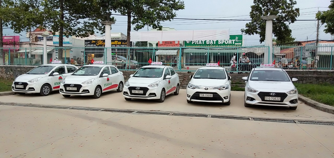 Xe taxi đậu trên đường phố Gia Lai