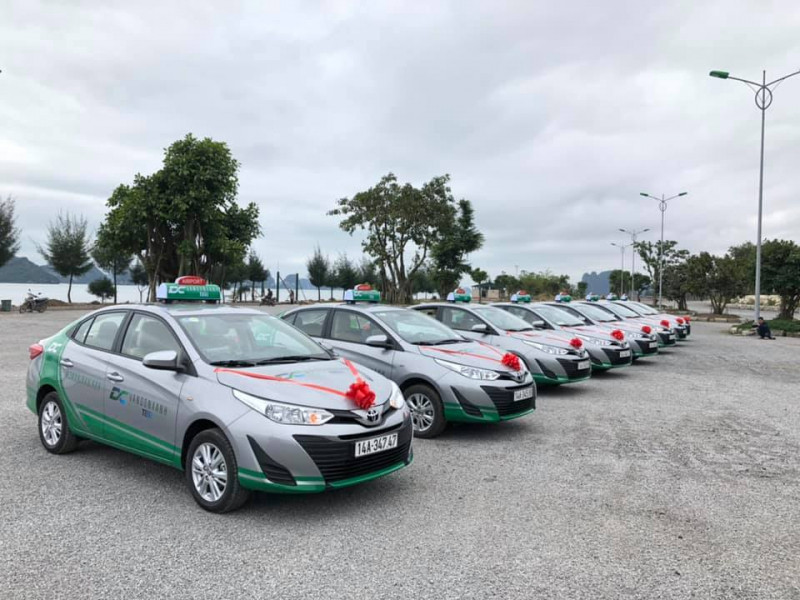 Xe taxi di chuyển trên đường làng tại Phú Xuyên