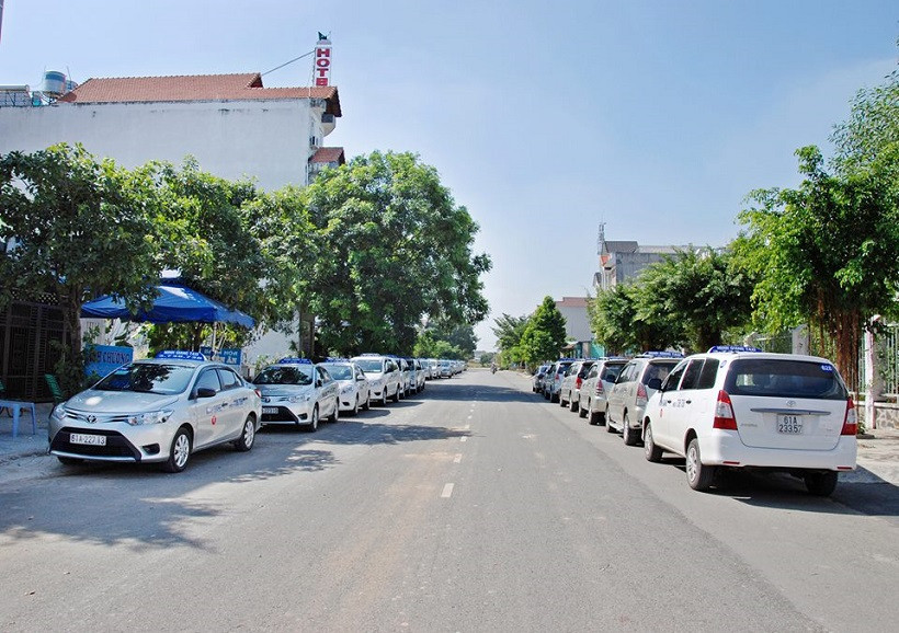 Xe taxi di chuyển trên đường phố Dĩ An