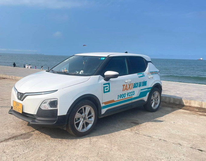 Xe taxi điện Bách Đại Dũng VinFast VF 6 trên đường phố Hà Tĩnh, biểu tượng di chuyển xanh