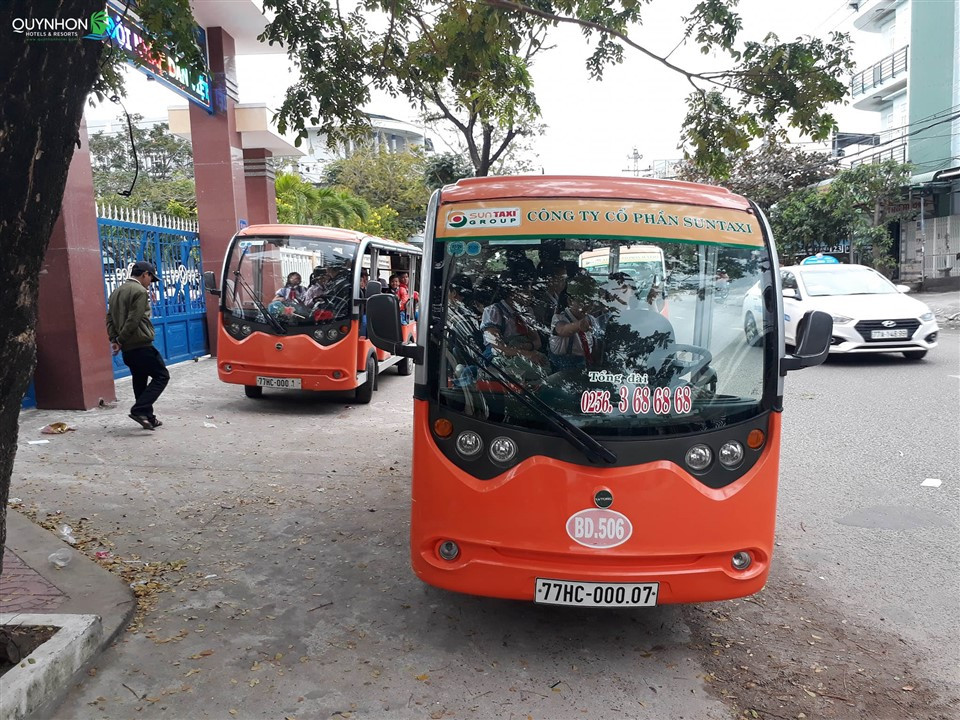 Xe taxi điện Quy Nhơn màu cam của Sun Taxi đang chở khách