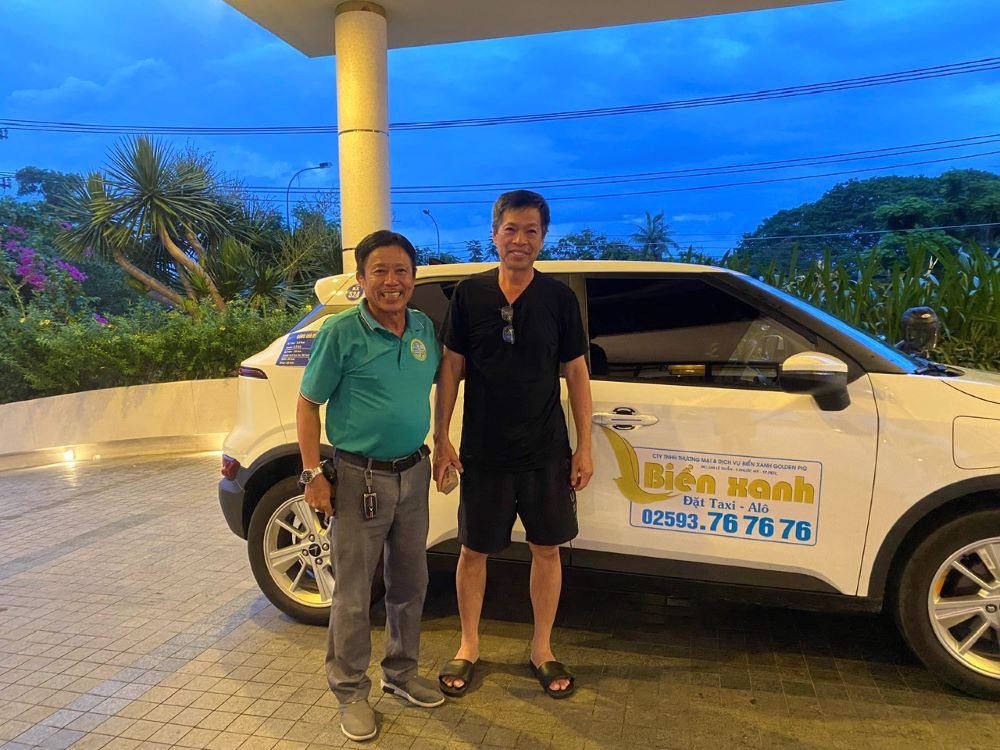 Xe taxi điện thân thiện môi trường đang đậu trên đường phố