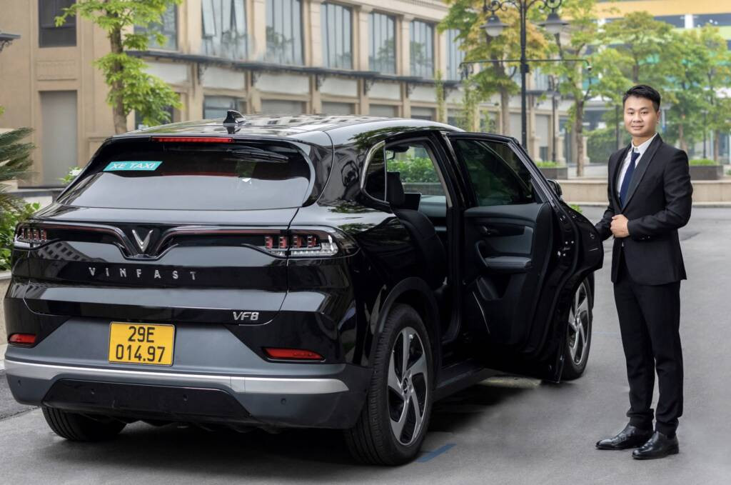 Xe taxi điện VinFast Luxury màu xanh sang trọng, phục vụ nhu cầu di chuyển cao cấp tại Cai Lậy.