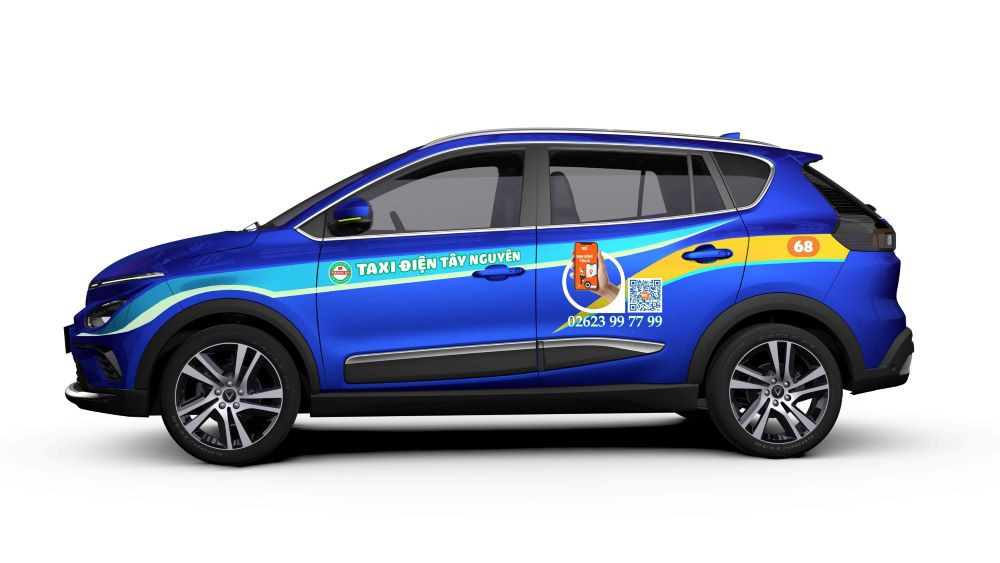 Xe taxi điện VinFast màu xanh lá đặc trưng của Taxi Điện Tây Nguyên tại Buôn Hồ, minh họa sự lựa chọn thân thiện môi trường của tổng đài taxi Buôn Hồ.