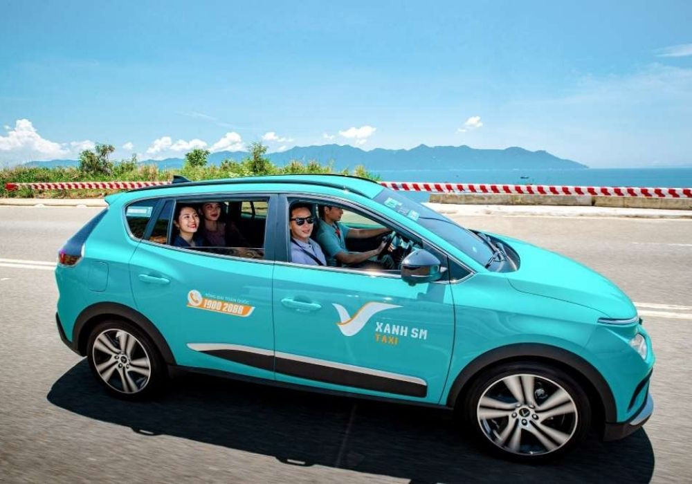 Xe taxi điện VinFast Xanh SM hiện đại hoạt động tại Biên Hòa
