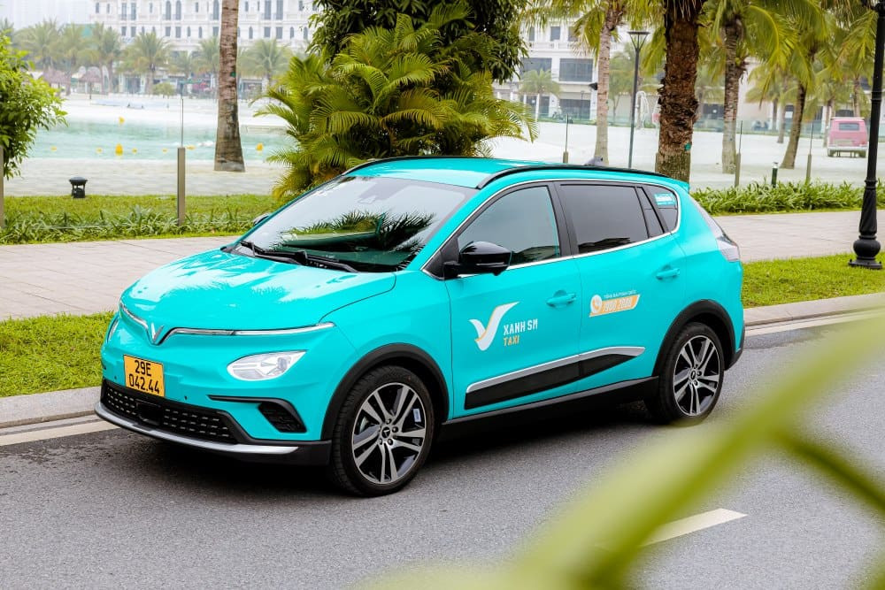 Xe taxi điện Xanh SM Ba Vì màu xanh lá cây đang hoạt động