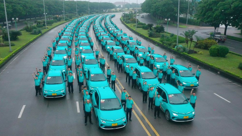 Xe taxi điện Xanh SM đang hoạt động tại một tuyến đường ở Long Khánh, Đồng Nai
