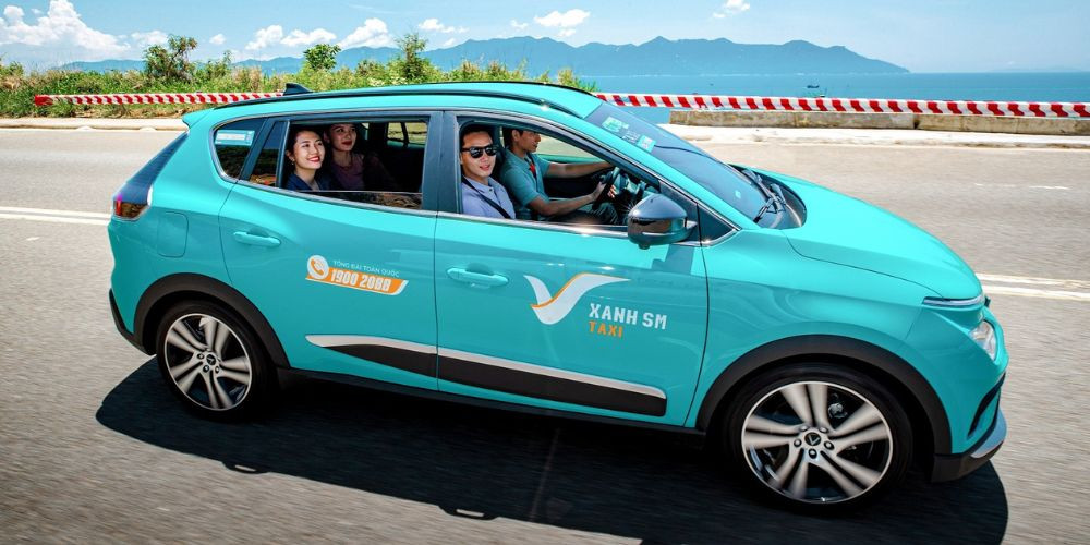 Xe taxi điện Xanh SM đậu tại khu vực Vĩnh Phúc sẵn sàng phục vụ khách hàng