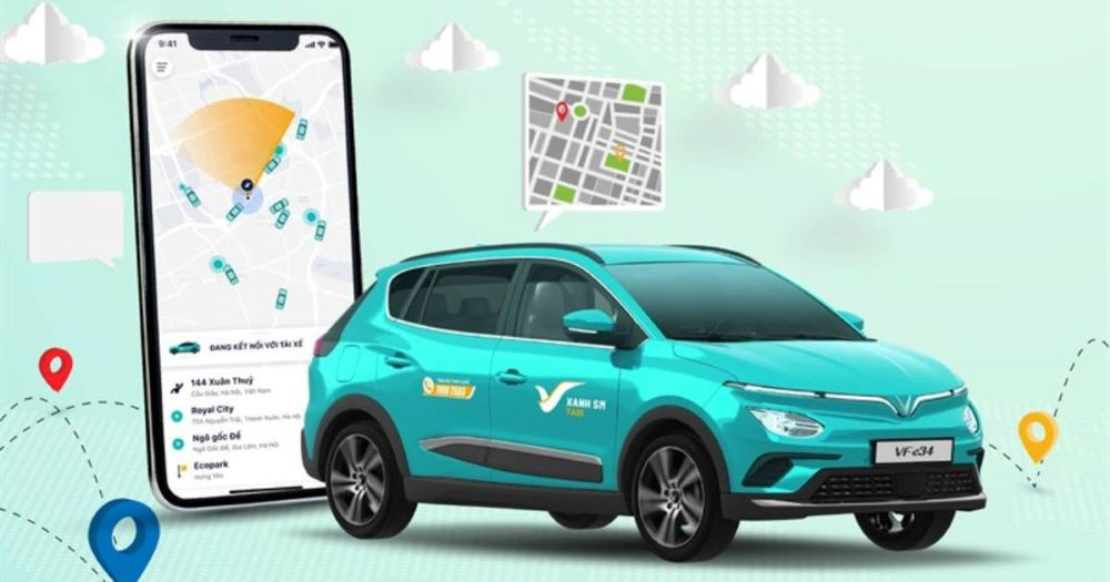Xe taxi điện Xanh SM màu xanh ngọc bích đỗ trước tòa nhà