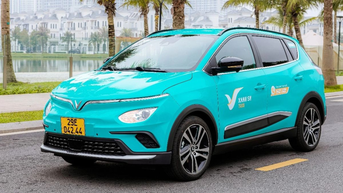 Xe taxi điện XANH SM VinFast hoạt động tại TP. Phú Quốc, thể hiện xu hướng di chuyển bền vững