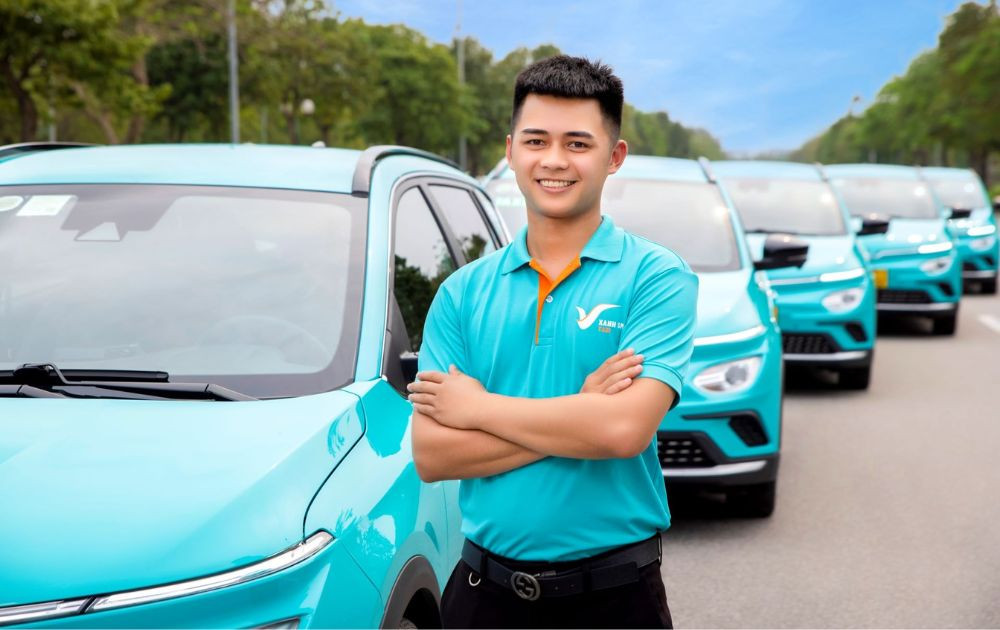 Xe taxi điện Xanh SM với màu xanh đặc trưng, thể hiện chính sách lương thưởng cạnh tranh thu hút tài xế muốn tăng thu nhập.