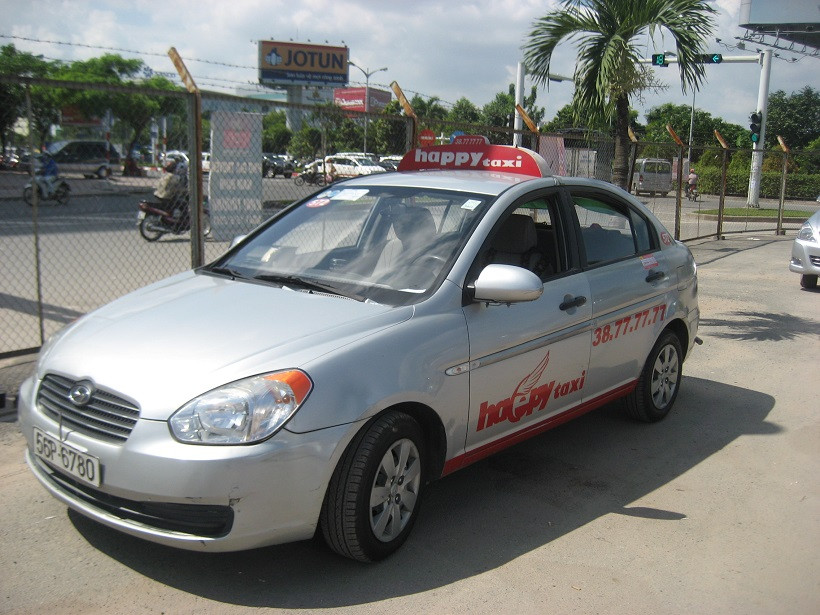 Xe taxi Đồng Khởi màu vàng đỗ trên đường
