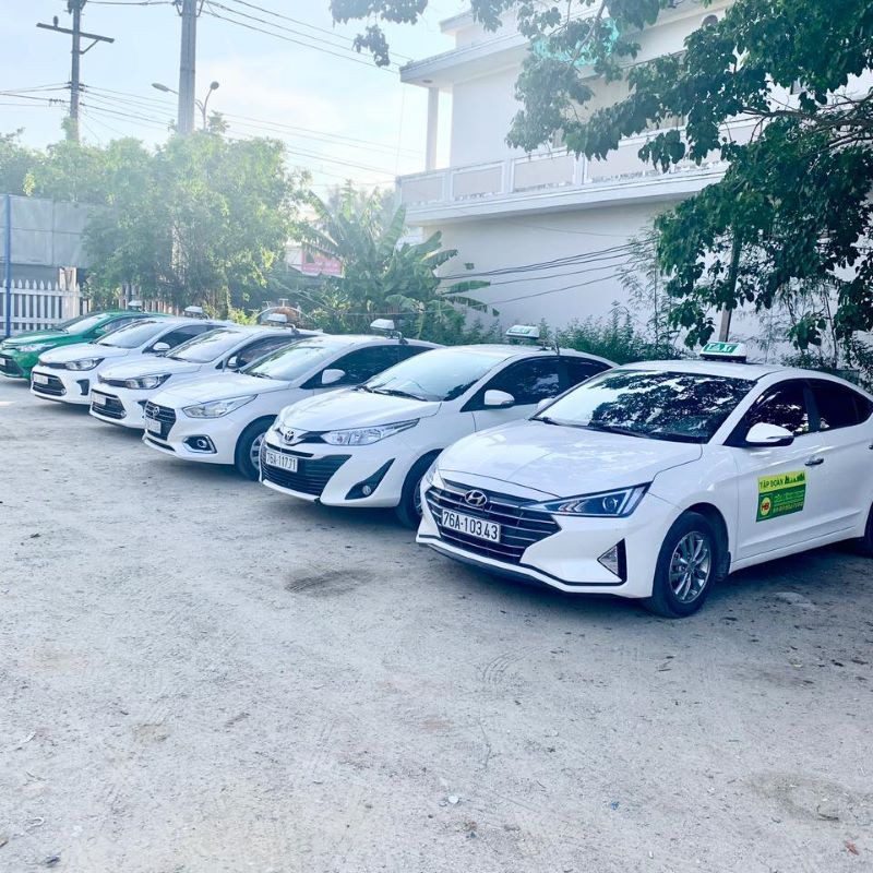 Xe taxi Đức Phổ dừng đón khách, một trong những lựa chọn vận tải địa phương tại Quảng Ngãi, bổ sung cho dịch vụ taxi Mai Linh Quảng Ngãi.