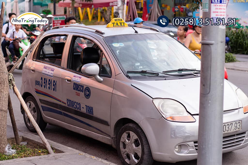 Xe taxi Emasco màu xanh dương nổi bật tại Nha Trang