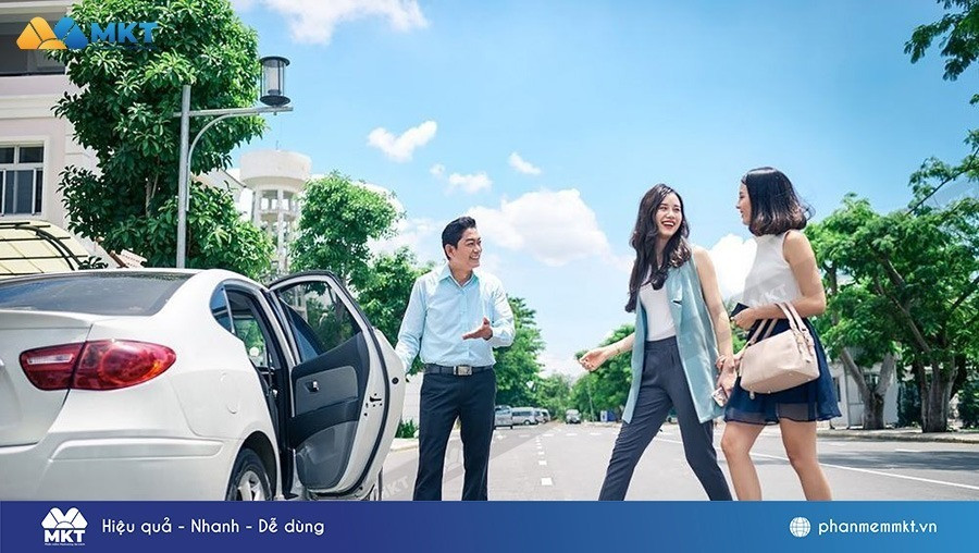 Xe taxi gia đình trên đường