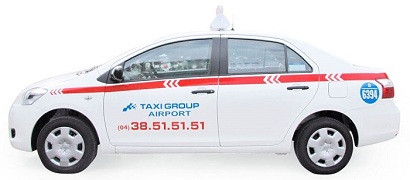 Xe Taxi Group Airport màu trắng tại sân bay Nội Bài