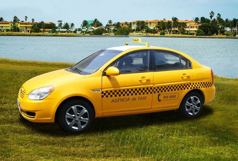 Xe taxi Hà Nam màu xanh lá cây và trắng trên đường