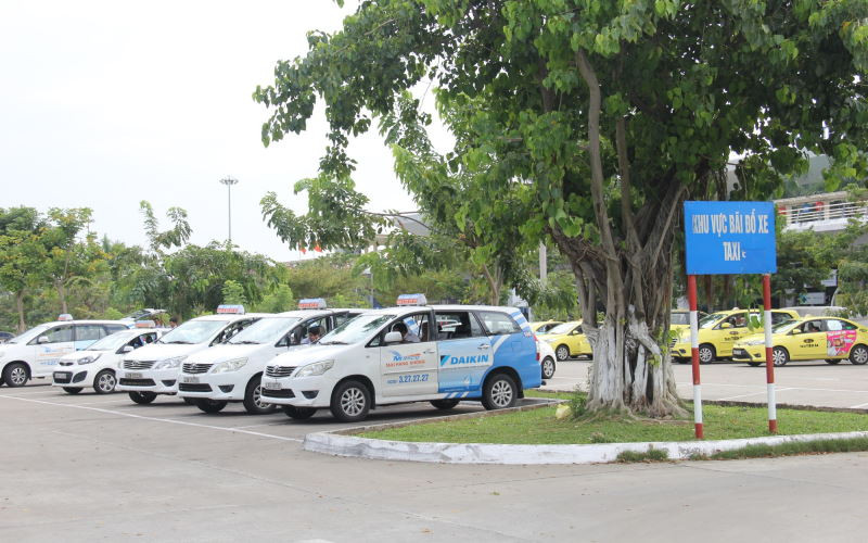 Xe taxi Hàng Không màu trắng đang chờ khách tại khu vực sân bay Đà Nẵng