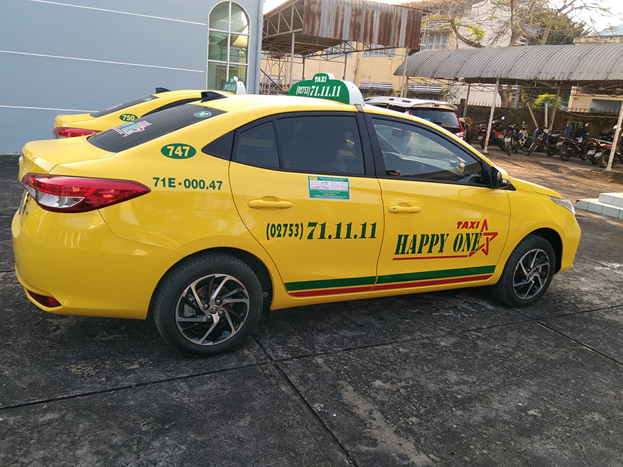 Xe taxi Happy One Bến Tre với màu sắc tươi sáng, mang đến trải nghiệm di chuyển an toàn và vui vẻ tại xứ dừa