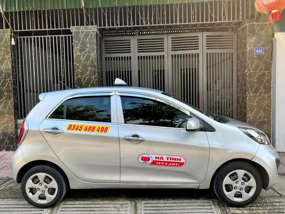 Xe taxi hiện đại với nội thất sạch sẽ, mang lại trải nghiệm thoải mái cho hành khách dat grap taxi duc trong.