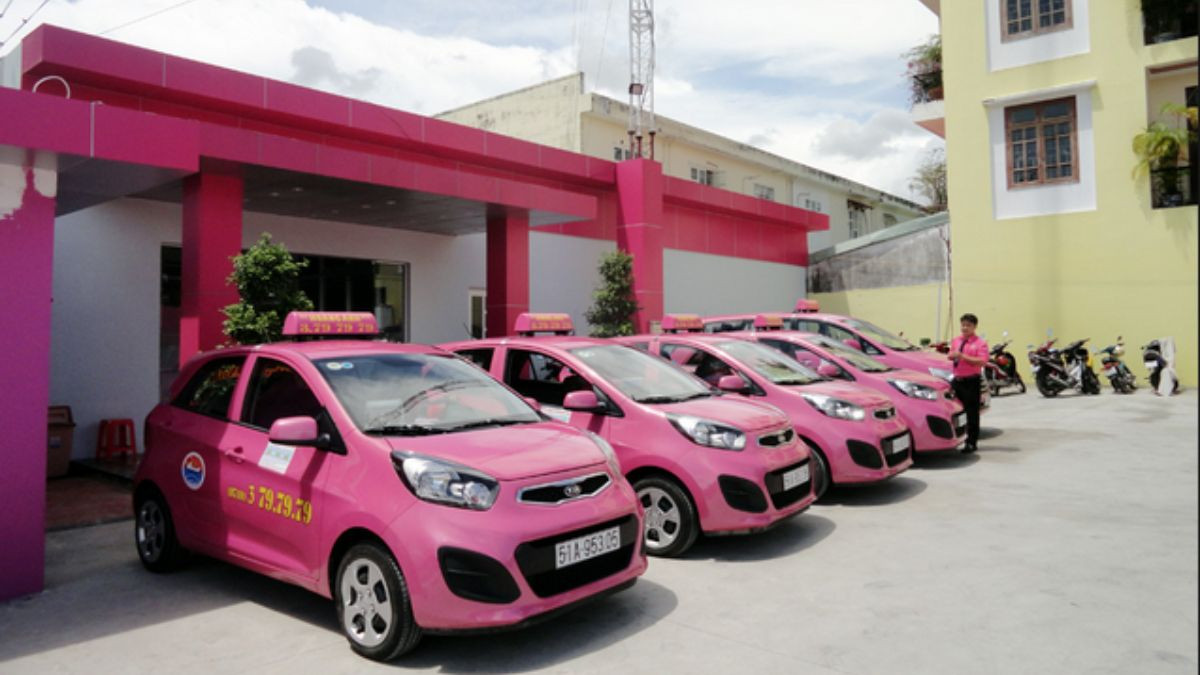 Xe taxi Hoàng Anh màu hồng đặc trưng của hãng, chờ đón khách tại Buôn Ma Thuột