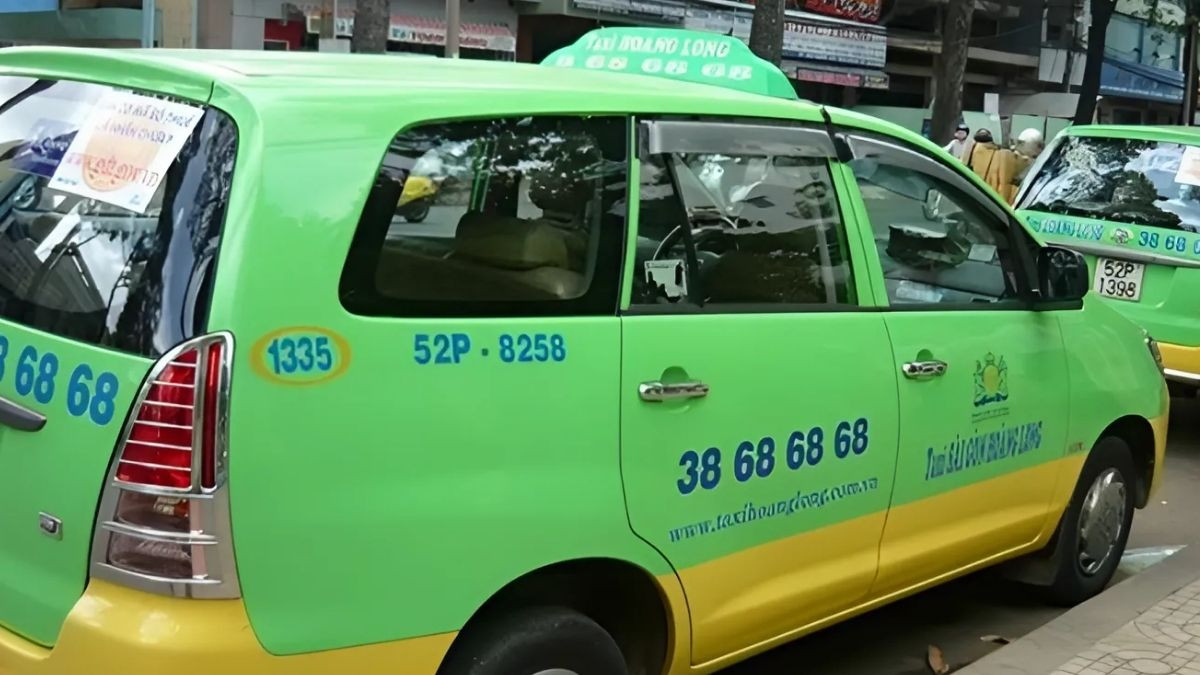 Xe taxi Hoàng Long màu vàng cam nổi bật tại một khu vực của TP. Phú Quốc