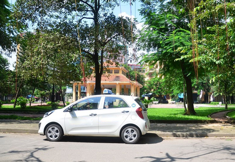 Xe Taxi Hoàng Thắng Thái Bình đợi khách tại điểm đón