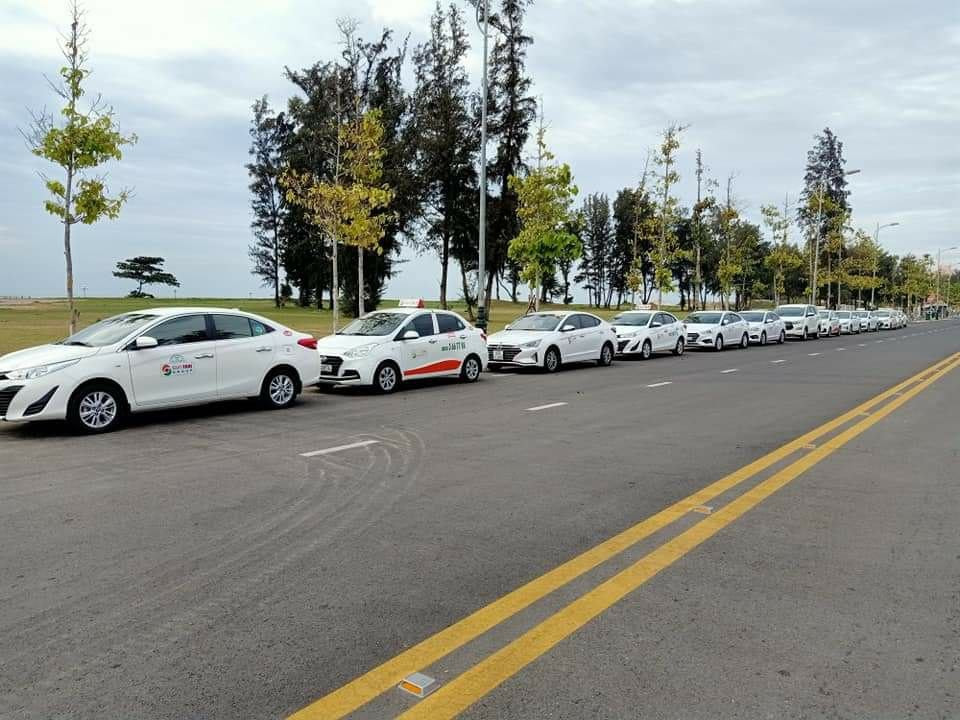 Xe taxi hoạt động tại Huyện Vĩnh Tường, biểu tượng của dịch vụ gọi xe tiện lợi qua tổng đài.