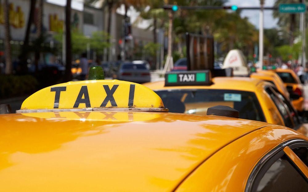 Xe taxi hoạt động trên đường phố Pleiku nhộn nhịp