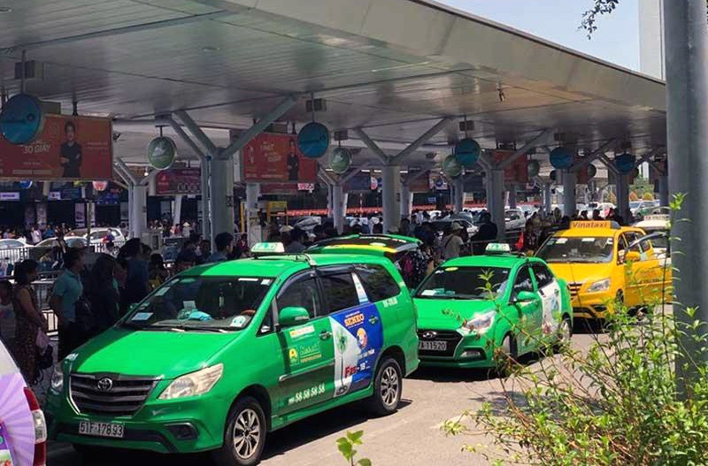 Xe taxi hoạt động trên tuyến phố nhộn nhịp tại Quận 5